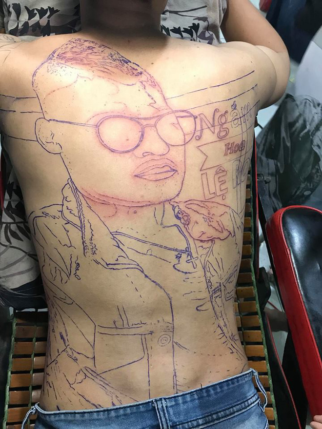 Trực tiếp xăm hình Hoa Vinh kín lưng khách, thợ xăm gây nhiều thị phi lên tiếng